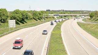 Link zum Foto | Mai, Frühling, Auto, Individualverkehr, München, Deutschland, Farbe, 4K, Bundesautobahn, Aufsicht, Europa, Süddeutschland, 2025, Tag, Metropolregion München, Bayern