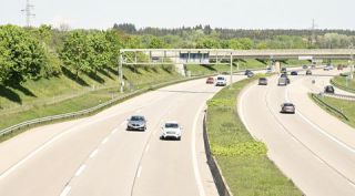 Link zum Foto | Mai, Frühling, Auto, Individualverkehr, München, Deutschland, Farbe, 4K, Bundesautobahn, Aufsicht, Europa, Süddeutschland, 2025, Tag, Metropolregion München, Bayern