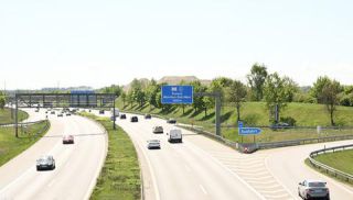 Link zum Foto | Mai, Frühling, Auto, Individualverkehr, München, Deutschland, Farbe, 4K, Bundesautobahn, Aufsicht, Europa, Süddeutschland, 2025, Tag, Metropolregion München, Bayern
