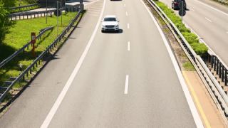 Link zum Video | Mai, Frühling, Auto, Individualverkehr, München, Deutschland, Farbe, 4K, Bundesautobahn, Aufsicht, Europa, Süddeutschland, 2025, Tag, Metropolregion München, Bayern