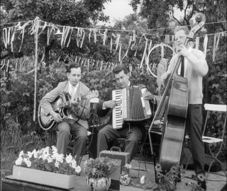 Link to Video | dance, Paul Karl Lieberenz, square, leisure, Germany, Kleingärtner, dancing, fuddy-duddy, music