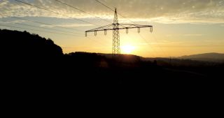 Link zum Video | Landschaft, Saarland, Cumulus, ländlicher Raum, Deutschland, Freileitung, Kernwuchs, Luftaufnahme, Hügel, Hochspannungsmast