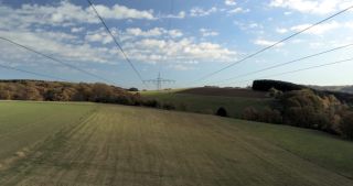 Link zum Video | Landschaft, Saarland, Cumulus, ländlicher Raum, Deutschland, Freileitung, Kernwuchs, Luftaufnahme, Hügel, Hochspannungsmast