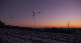 Link zum Video | Landschaft, Saarland, erneuerbare Energie, Winter, Deutschland, elektrische Leitung, 4K, Windenergieanlage, Windenergie, 2021, Windkraftanlage, Windenergie, Freileitungsmasttyp, Landkreis Neunkirchen, Hochspannungsmast