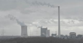 Link zum Video | emission, Dampfschwaden, Nordrhein-Westfalen, Rauch, Luftverschmutzung, Ruhrgebiet, Kraftwerk, Schornstein, Deutschland, Kohlenstoffdioxid, Farbe, 4K, 2017, Mitteleuropa, Europa, Industrie, Bewölkung