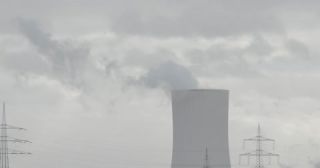 Link zum Video | emission, Dampfschwaden, Nordrhein-Westfalen, Rauch, Luftverschmutzung, Ruhrgebiet, Kraftwerk, Schornstein, Deutschland, Kohlenstoffdioxid, Farbe, 4K, 2017, Mitteleuropa, Europa, Industrie, Bewölkung