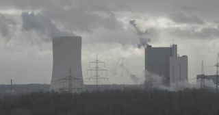 Link zum Video | emission, Dampfschwaden, Nordrhein-Westfalen, Rauch, Luftverschmutzung, Ruhrgebiet, Kraftwerk, Schornstein, Deutschland, Kohlenstoffdioxid, Farbe, 4K, 2017, Mitteleuropa, Europa, Industrie, Bewölkung