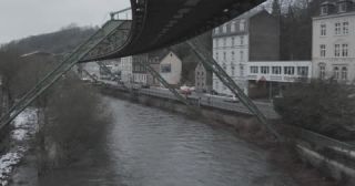 Link zum Video | Ruhrgebiet, Deutschland, Farbe, 4K, 2017, Wuppertaler Schwebebahn, Mitteleuropa, öffentlicher Personennahverkehr, Hängebahn, Europa, Landtag Nordrhein-Westfalen, Transport, Abend