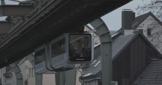 Link zum Video | Ruhrgebiet, Deutschland, Farbe, 4K, 2017, Wuppertaler Schwebebahn, Mitteleuropa, öffentlicher Personennahverkehr, Hängebahn, Europa, Landtag Nordrhein-Westfalen, Transport, Abend