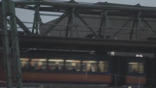 Link zum Video | Ruhrgebiet, Deutschland, Farbe, 4K, 2017, Wuppertaler Schwebebahn, Mitteleuropa, öffentlicher Personennahverkehr, Hängebahn, Europa, Landtag Nordrhein-Westfalen, Transport, Abend