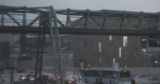 Link zum Video | Ruhrgebiet, Deutschland, Farbe, 4K, 2017, Wuppertaler Schwebebahn, Mitteleuropa, öffentlicher Personennahverkehr, Hängebahn, Europa, Landtag Nordrhein-Westfalen, Transport, Abend