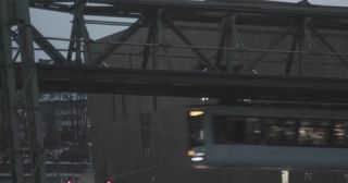 Link zum Video | Ruhrgebiet, Deutschland, Farbe, 4K, 2017, Wuppertaler Schwebebahn, Mitteleuropa, öffentlicher Personennahverkehr, Hängebahn, Europa, Landtag Nordrhein-Westfalen, Transport, Abend