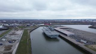 Link to Video | Hamburg, ship, November, HMS Queen Elizabeth, big city, aircraft carrier, color, 4K resolution, high-angle shot, aerial shot, 2024, German Navy, Hanseatic city