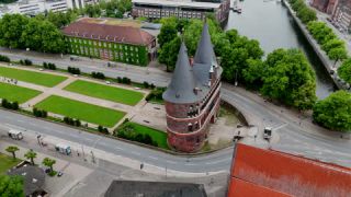 Link to Video | Schleswig-Holstein, November, autumn, big city, Germany, color, 4K resolution, Lübeck, Europe, aerial shot, 2024, city, Hanseatic city, cloud cover