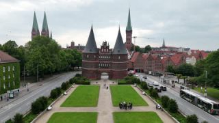 Link to Video | Schleswig-Holstein, November, autumn, big city, Germany, color, 4K resolution, Lübeck, Europe, aerial shot, 2024, city, Hanseatic city, cloud cover