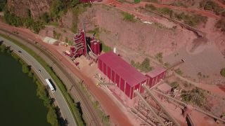 Link zum Video | Geologie, Vogelperspektive, Rheinland-Pfalz, Steinbruch, Taben-Rodt, Deutschland, produzierende Industrie, Tagebau, Montanindustrie, Bergbauunternehmen, Abbau, Abbauproduktion, Luftaufnahme, Steine- und Erden-Industrie, Industrie, Bergwerk, Landkreis Trier-Saarburg