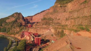 Link zum Video | Geologie, Vogelperspektive, Rheinland-Pfalz, Steinbruch, Taben-Rodt, Deutschland, produzierende Industrie, Tagebau, Montanindustrie, Bergbauunternehmen, Abbau, Abbauproduktion, Luftaufnahme, Steine- und Erden-Industrie, Industrie, Bergwerk, Landkreis Trier-Saarburg