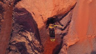 Link zum Video | Geologie, Rheinland-Pfalz, Steinbruch, Taben-Rodt, Bagger, Deutschland, produzierende Industrie, Tagebau, Montanindustrie, Bergbauunternehmen, Abbau, Abbauproduktion, Muldenkipper, Luftaufnahme, Steine- und Erden-Industrie, Nutzfahrzeug, beladen, Industrie, Bergwerk, Landkreis Trier-Saarburg