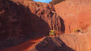 Link zum Video | Geologie, Rheinland-Pfalz, Steinbruch, Taben-Rodt, Bagger, Deutschland, produzierende Industrie, Tagebau, Montanindustrie, Bergbauunternehmen, Abbau, Abbauproduktion, Muldenkipper, Luftaufnahme, Steine- und Erden-Industrie, Nutzfahrzeug, beladen, Industrie, Bergwerk, Landkreis Trier-Saarburg