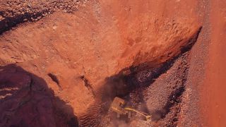 Link zum Video | Geologie, Rheinland-Pfalz, Steinbruch, Taben-Rodt, Bagger, Deutschland, produzierende Industrie, Tagebau, Montanindustrie, Bergbauunternehmen, Abbau, Abbauproduktion, Muldenkipper, Luftaufnahme, Steine- und Erden-Industrie, Nutzfahrzeug, beladen, Industrie, Bergwerk, Landkreis Trier-Saarburg