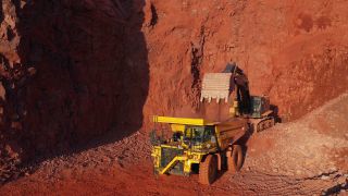 Link zum Video | Geologie, Rheinland-Pfalz, Steinbruch, Taben-Rodt, Bagger, Deutschland, produzierende Industrie, Tagebau, Montanindustrie, Bergbauunternehmen, Abbau, Abbauproduktion, Muldenkipper, Luftaufnahme, Steine- und Erden-Industrie, Nutzfahrzeug, beladen, Industrie, Bergwerk, Landkreis Trier-Saarburg