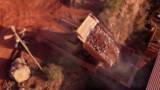 Link zum Video | Geologie, Rheinland-Pfalz, Steinbruch, Taben-Rodt, Deutschland, produzierende Industrie, Tagebau, Montanindustrie, Bergbauunternehmen, Abbau, Abbauproduktion, Muldenkipper, Luftaufnahme, Steine- und Erden-Industrie, Nutzfahrzeug, Industrie, Bergwerk, Landkreis Trier-Saarburg