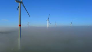 Link zum Video | Büschdorf, Landschaft, Maschine, Saarland, erneuerbare Energie, Turbine, elektrischer Generator, Energiequelle, Kraftwerk, Stromquelle, Deutschland, Windpark, Windenergieanlage, Windenergie, Luftaufnahme, Windkraftanlage, Windenergie, Himmel