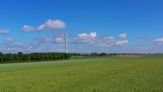 Link zum Video | Büschdorf, Landschaft, Maschine, Saarland, erneuerbare Energie, Turbine, elektrischer Generator, Energiequelle, Kraftwerk, Stromquelle, Deutschland, Windpark, Windenergieanlage, Windenergie, Luftaufnahme, Windkraftanlage, Windenergie, Himmel