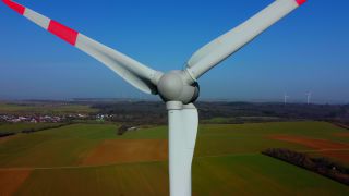 Link zum Video | Büschdorf, Landschaft, Maschine, Saarland, erneuerbare Energie, Turbine, elektrischer Generator, Energiequelle, Kraftwerk, Stromquelle, Deutschland, Windpark, Windenergieanlage, Windenergie, Luftaufnahme, Windkraftanlage, Windenergie, Himmel