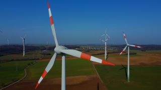 Link zum Video | Büschdorf, Landschaft, Maschine, Saarland, erneuerbare Energie, Turbine, elektrischer Generator, Energiequelle, Kraftwerk, Stromquelle, Deutschland, Windpark, Windenergieanlage, Windenergie, Luftaufnahme, Windkraftanlage, Windenergie, Himmel