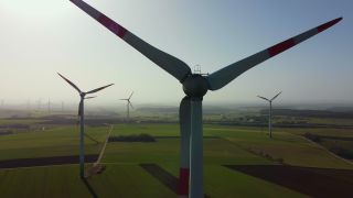 Link zum Video | Büschdorf, Landschaft, Maschine, Saarland, erneuerbare Energie, Turbine, elektrischer Generator, Energiequelle, Kraftwerk, Stromquelle, Deutschland, Windpark, Windenergieanlage, Windenergie, Luftaufnahme, Windkraftanlage, Windenergie, Himmel