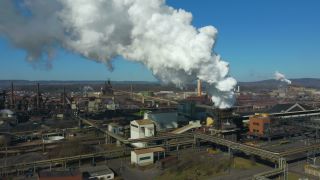 Link to Video | bird's-eye view, Saarland, smoke, Dillingen/Saar, steel mill, ferrous metallurgy, aerial shot, steelmaking, sky, industrial plant, Schornstein, Saarlouis, industrial sector, Dillinger Hütte
