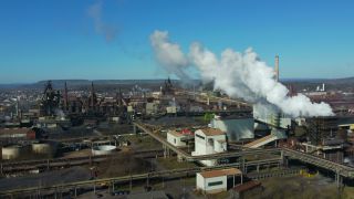 Link to Video | bird's-eye view, Saarland, smoke, Dillingen/Saar, steel mill, ferrous metallurgy, aerial shot, steelmaking, sky, industrial plant, Schornstein, Saarlouis, industrial sector, Dillinger Hütte