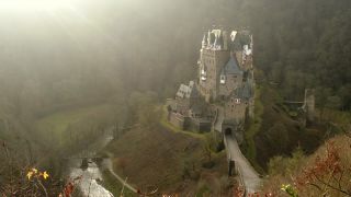 Link zum Video | Rheinland-Pfalz, Tourismusziel, Architektur, Eifel, Burg Eltz, Burg, Münstermaifeld, Münstermaifeld, Sehenswürdigkeit, Befestigung, Mittelgebirge, Bauliche Anlage, Bauwerk, Landkreis Mayen-Koblenz, Point of Interest