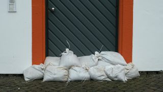 Link zum Video | Bundeswasserstraße, Februar, Rheinland-Pfalz, Wasserstraße, Naturerscheinung, Mosel, Deutschland, Wasser, Flut, Koblenz, Fluss, 2021, natürliches Fließgewässer, Strom, Rhein, Naturkatastrophe, Hochwasser