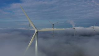 Link zum Video | erneuerbare Energie, elektrischer Generator, Energiequelle, Stromquelle, Windpark, Windenergieanlage, Nebel, Alternativenergie, Windenergie, Luftaufnahme, Windkraftanlage, Windenergie, Himmel, Windturbine, Wolke, Industrie