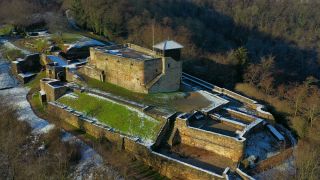 Link zum Video | Vogelperspektive, Saarland, Winter, Felsberg (Saar), Deutschland, Teufelsburg, Überherrn, Luftaufnahme, Landkreis Saarlouis, Burgruine Untermerzbach