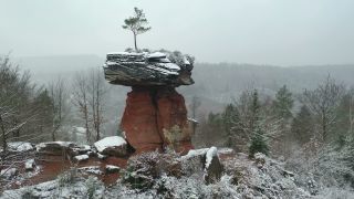 Link zum Video | Rheinland-Pfalz, Tourismusziel, Winter, Deutschland, Annweiler am Trifels, Pfalz, Luftaufnahme, Sehenswürdigkeit, Pfälzerwald, Schnee