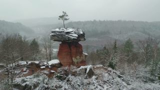 Link zum Video | Rheinland-Pfalz, Tourismusziel, Winter, Deutschland, Annweiler am Trifels, Pfalz, Luftaufnahme, Sehenswürdigkeit, Pfälzerwald, Schnee