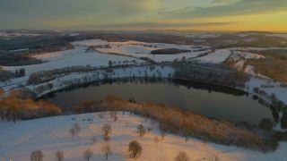 Link zum Video | Vulkankrater, Rheinland-Pfalz, Winter, Eifel, Deutschland, Maar, See, Krater, Stillgewässer, Europa, Luftaufnahme, Vulkaneifel, Mittelgebirge, Schnee