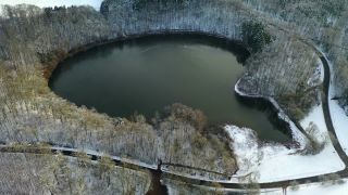 Link zum Video | Vulkankrater, Rheinland-Pfalz, Winter, Eifel, Deutschland, Maar, See, Krater, Stillgewässer, Europa, Luftaufnahme, Vulkaneifel, Mittelgebirge, Schnee