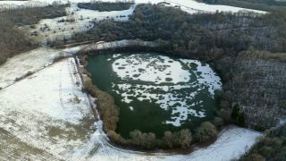 Link zum Video | Vulkankrater, Rheinland-Pfalz, Winter, Eifel, Deutschland, Maar, See, Krater, Stillgewässer, Europa, Luftaufnahme, Vulkaneifel, Mittelgebirge, Schnee