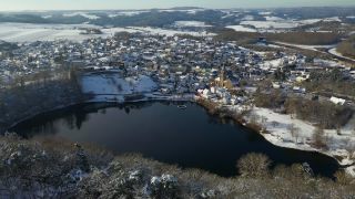 Link zum Video | Vulkankrater, Rheinland-Pfalz, Winter, Eifel, Deutschland, Maar, See, Krater, Stillgewässer, Europa, Luftaufnahme, Vulkaneifel, Mittelgebirge, Schnee