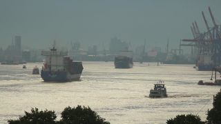Link zum Video | Hamburg, Frachtschiff, Transport, Frachtschifffahrt, Schifffahrt, Elbe, Deutschland, Verkehrsträger, Verkehrsinfrastruktur, Hafen, Transport