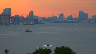 Link zum Video | Hamburg, Frachtschiff, Transport, Frachtschifffahrt, Schifffahrt, Elbe, Containerschiff, Deutschland, Verkehrsträger, Fluss, Hafen, Transport, Morgen