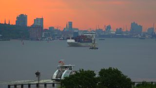 Link zum Video | Hamburg, Frachtschiff, Transport, Frachtschifffahrt, Schifffahrt, Elbe, Containerschiff, Deutschland, Verkehrsträger, Fluss, Hafen, Transport, Morgen
