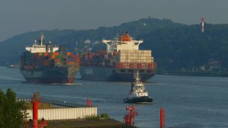 Link to Video | Hamburg, waterway, transport, maritime transport, Elbe, logistics, Germany, mode of transport, river, transport, thoroughfare