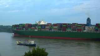 Link zum Video | Hamburg, Frachtschiff, Wasserstraße, Transport, Gewässer, Schifffahrt, Elbe, Containerschiff, Deutschland, Verkehrsträger, Seeschifffahrt, Fluss, Containerschifffahrt, Transport