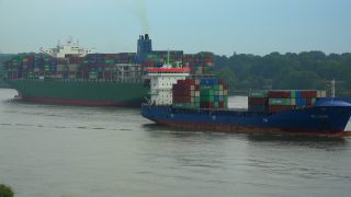 Link zum Video | Hamburg, Frachtschiff, Wasserstraße, Transport, Gewässer, Schifffahrt, Elbe, Containerschiff, Deutschland, Verkehrsträger, Seeschifffahrt, Fluss, Containerschifffahrt, Transport