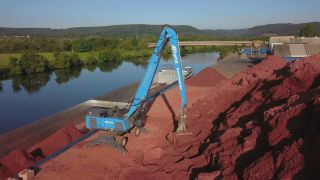 Link zum Video | Frachtschiff, Saarland, Frachtschifffahrt, Saar, Schifffahrt, Merzig, Logistik, Bagger, Deutschland, Verladung, Fluss, Hafen, Luftaufnahme, Industrie
